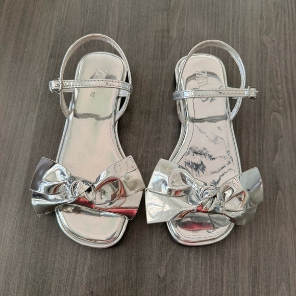 Zara kids girls mirrored bow sandals shiny silver size 32 or US 1 - Picture 3 of 11
